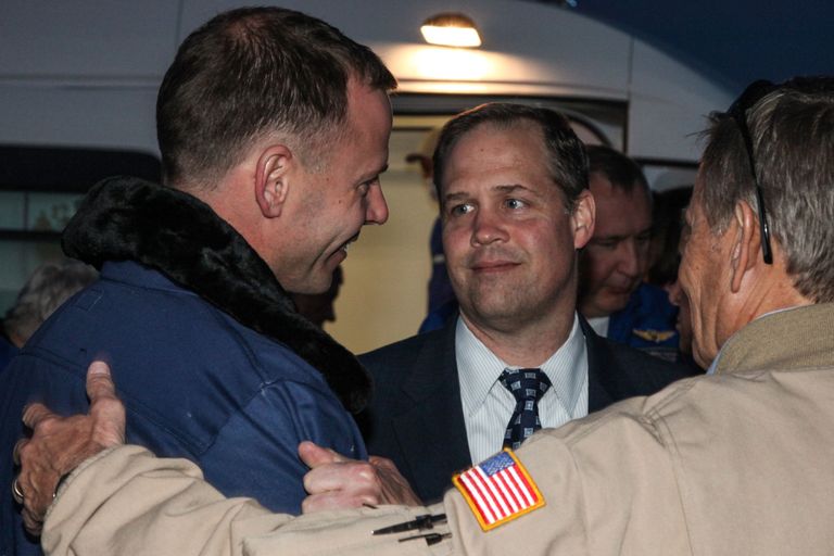 USA astronauti Nick Hague`i tervitatakse ohutu maandumise järel.
