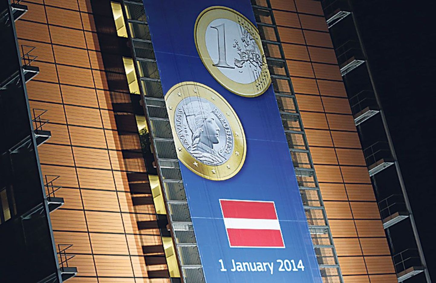 Läti läheb eurole. Vastav teade lehvib Euroopa Komisjoni hoonel Brüsselis.