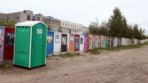 Rosina apsūdzēt četrus jauniešus, kuri Dārziņos uzspridzināja biotualeti