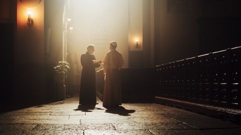 ВИДЕО ⟩ «Униженный и оскверненный»: в Европе возмутились рекламой, снятой в католическом монастыре