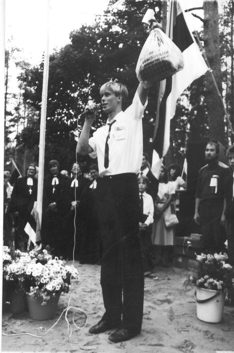 Восстановление памятника Освободительной войне на Выруском кладбище 23 июня 1988 года. Произносящий речь Айн Саар держит в руке мешок с пожертвованными деньгами.