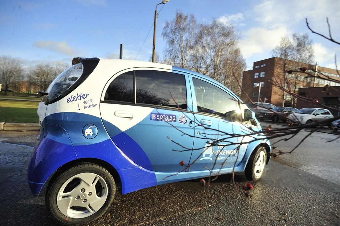 Üks eelmise kuu lõpus peetud keskkonnamessil Tartu sotsiaaltöötajatele üle antud esimestest elektriautodest.