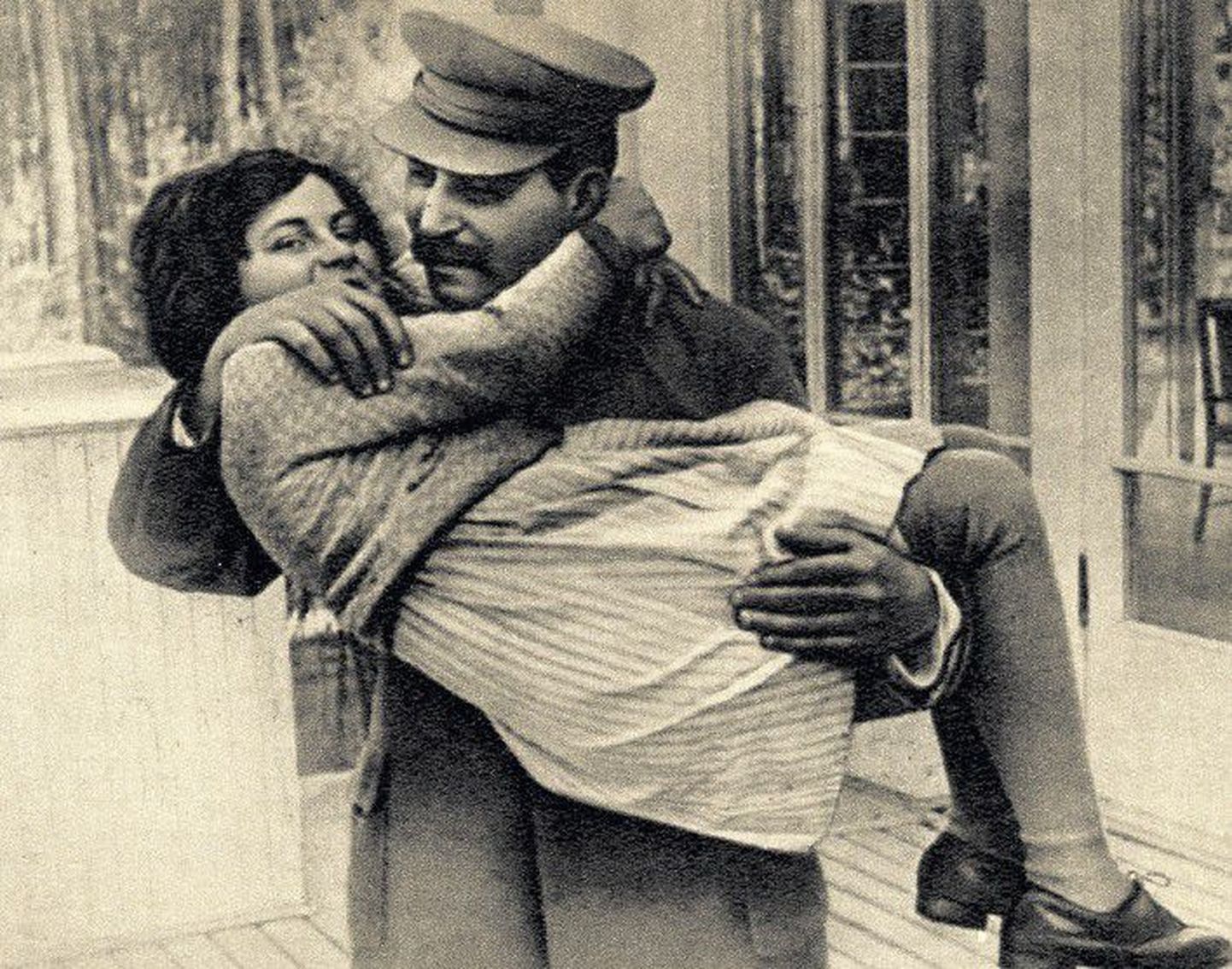 Светлана, может быть, была единственным человеком, которого в своем одиночестве любил Сталин.