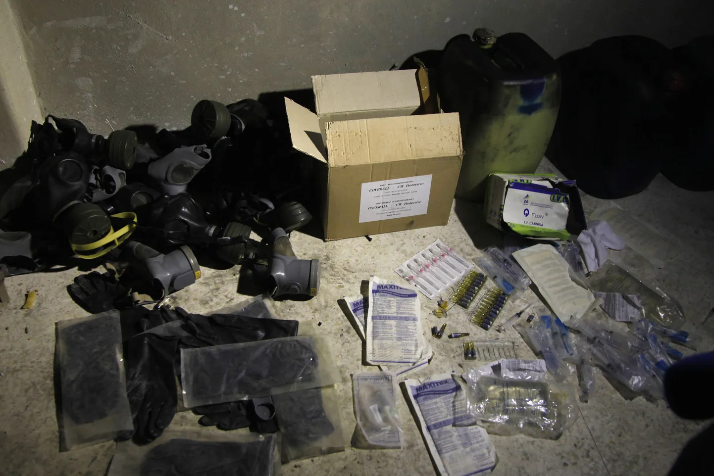 Найденные сегодня сирийской армией химикаты, которые предположительно связаны с газовой атакой в среду.