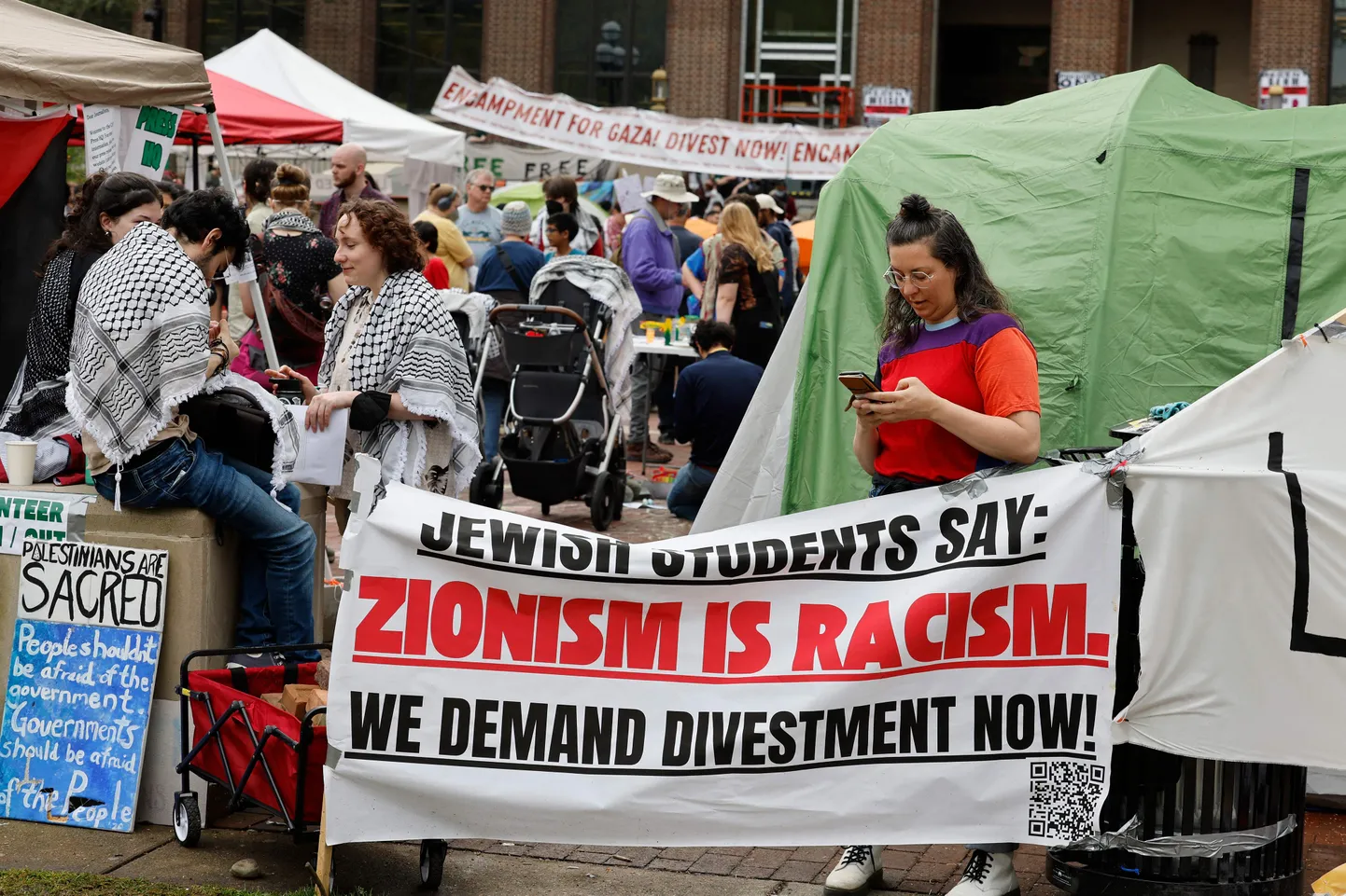 Palestiinameelsed üliõpilased protestivad Michigani ülikoolis Ann Arboris 28. aprollil 2024. Kiri loosungil: «Juudi üliõpilased ütlevad: Zionism on rassism. Me nõuame koostöö lõpetamist».
