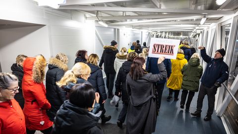 ГАЛЕРЕЯ ⟩ Экипаж Tallink провел предупредительную забастовку: мы не потерпим повышения зарплаты на 7-10% в течение двух лет