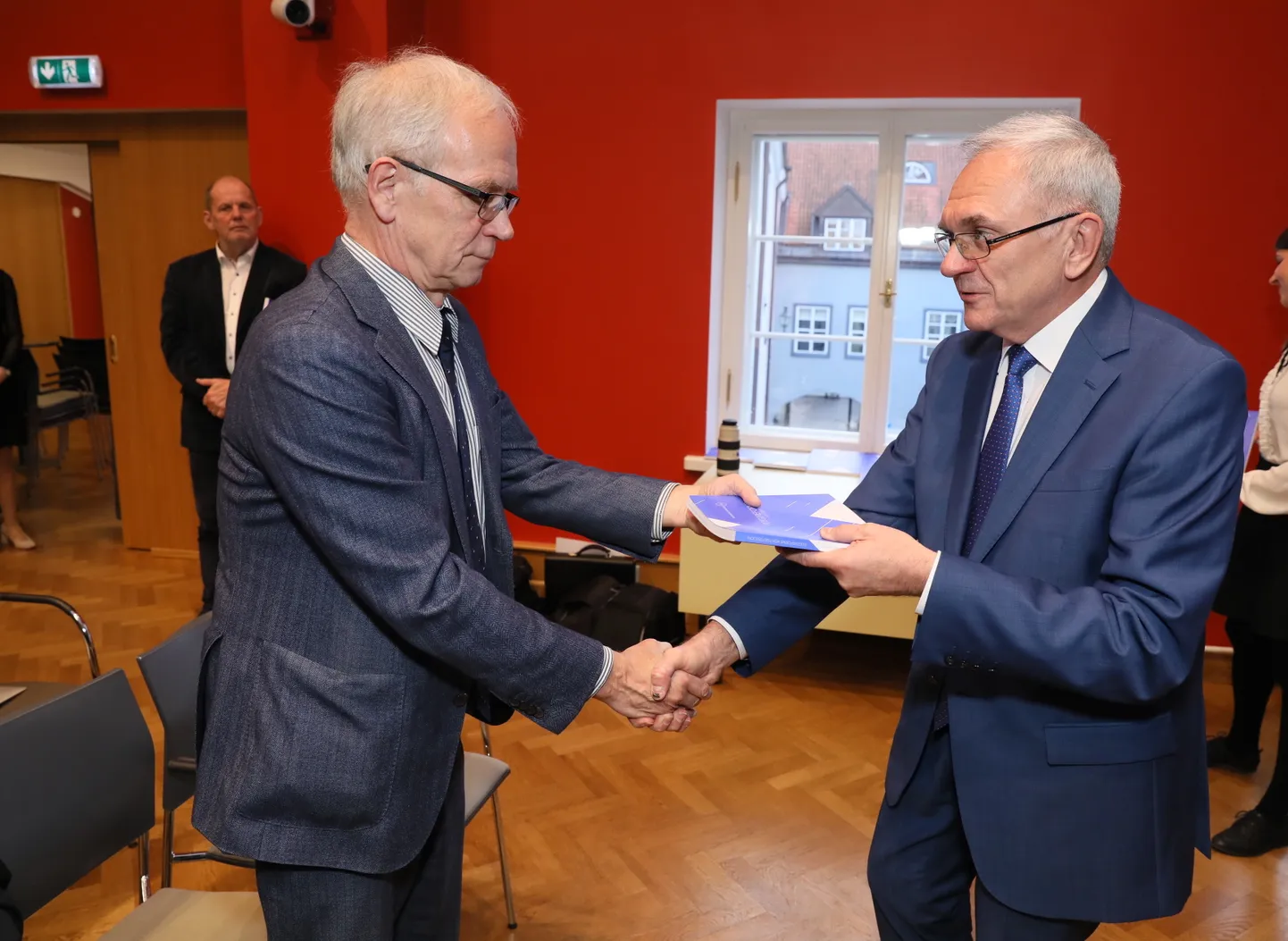 Riigireformipaketi üleandmine: Jüri Raidla ja Eiki Nestor.