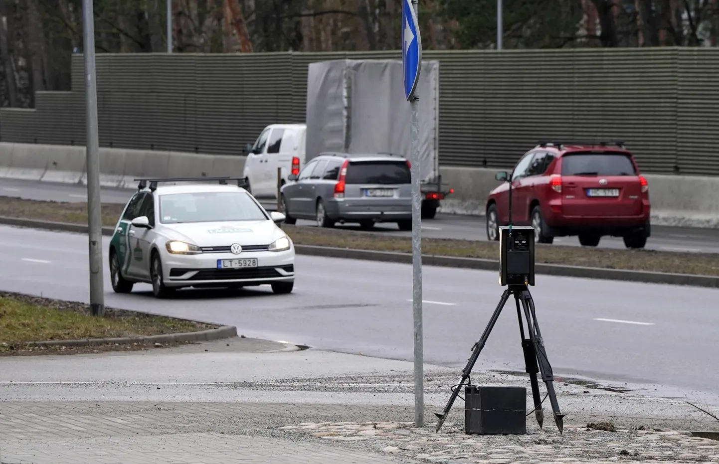 Mobiilne kiiruskaamera Riias. Läti on paigaldanud ka Eestisse viivatele maanteedele keskmise kiiruse kaamerad.