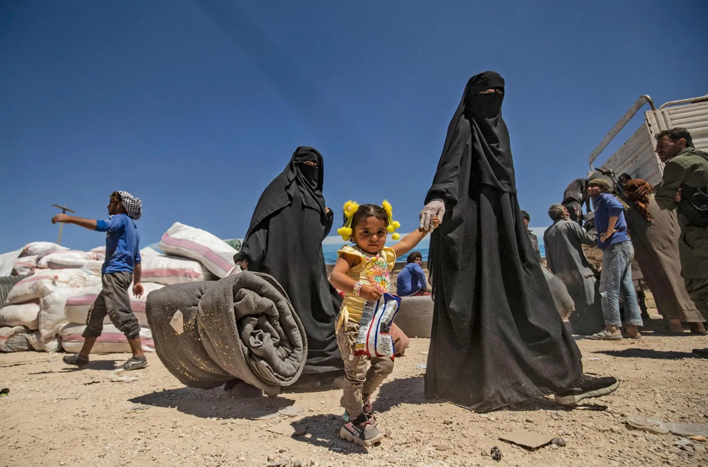 Terrorirühmituse ISIS arvatavate võitlejate pereliikmed valmistuvad mullu mais lahkuma kurdi vägede kontrollitavast al-Holi laagrist Kirde-Süürias.
