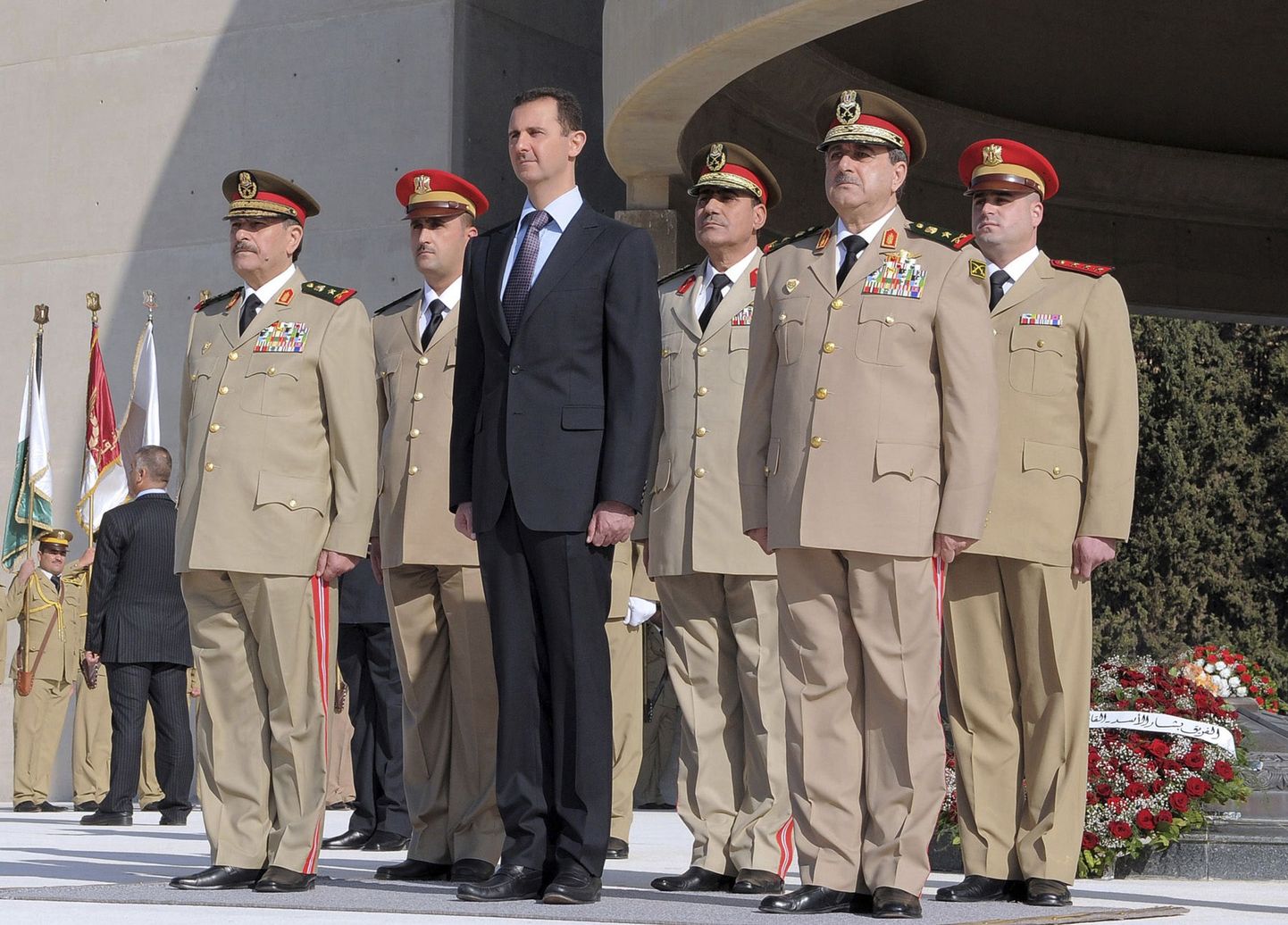 Süüria president Bashar al-Assad (keskel) 2011. aasta fotol koos täna hukkunud kaitseministri Daoud Rajha (esireas paremal) ja teiste armeejuhtidega. Rajha surma järel nimetati uueks kaitseministriks kindral Fahad Jassim al-Freij (esireas vasakul).