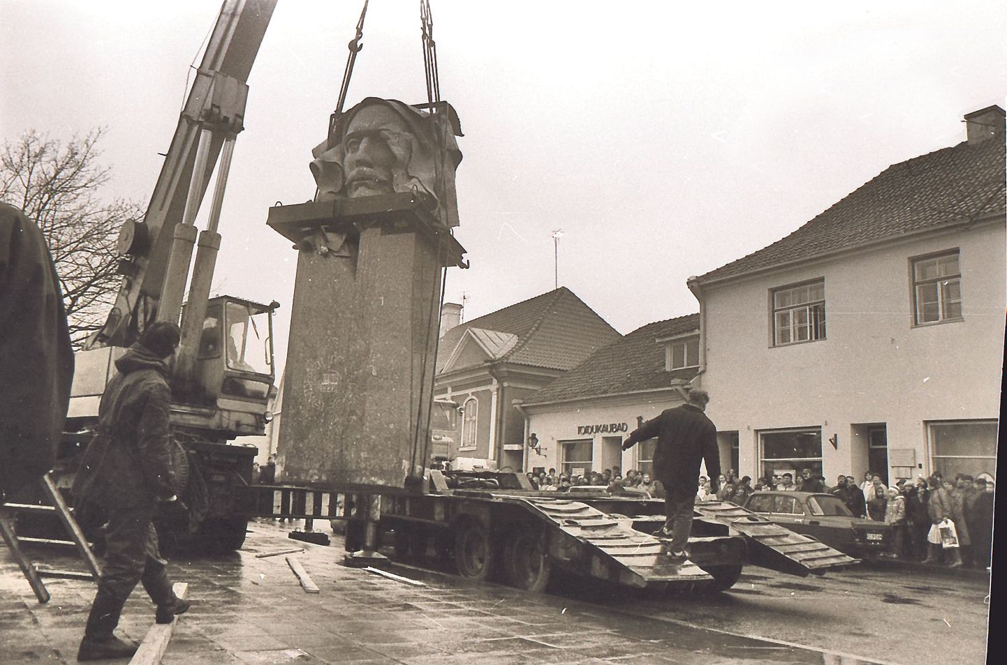 “MIKIVER”: Monument avati 26. märtsil 1988. aastal (Viktor Kingissepa 100. sünniaastapäeval) Kuressaare keskväljakul. Teisaldati 18. aprillil 1989 ja oli seejärel mõne kuu eksponeeritud Marientali pargis Kuressaares.