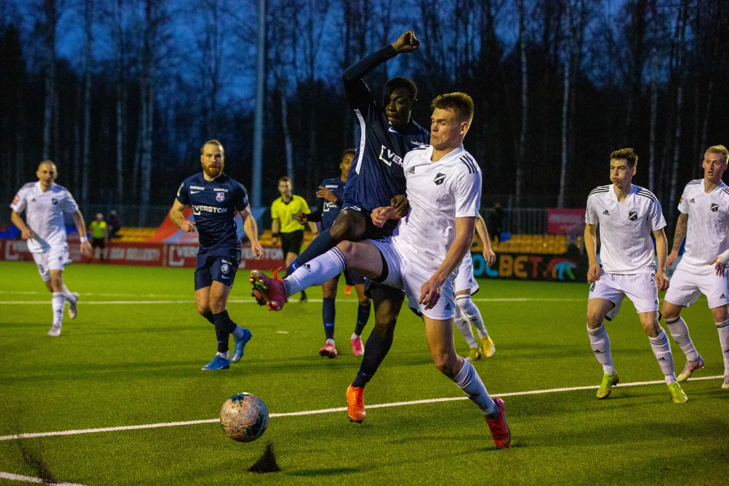 Nõmme Kalju mängijad (valges).