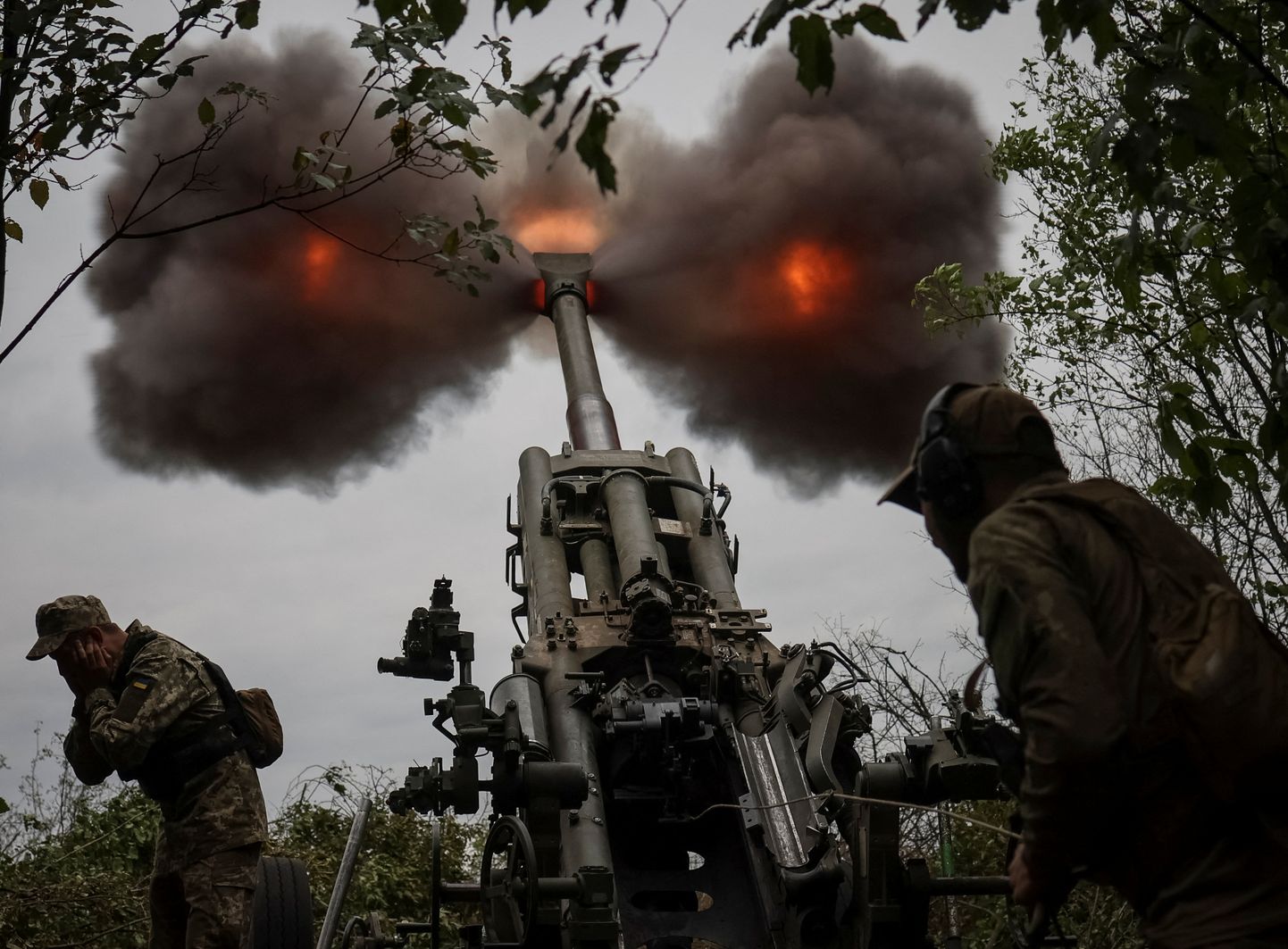 Ukraina sõdurid tulistamas rindel haubitsast M777.