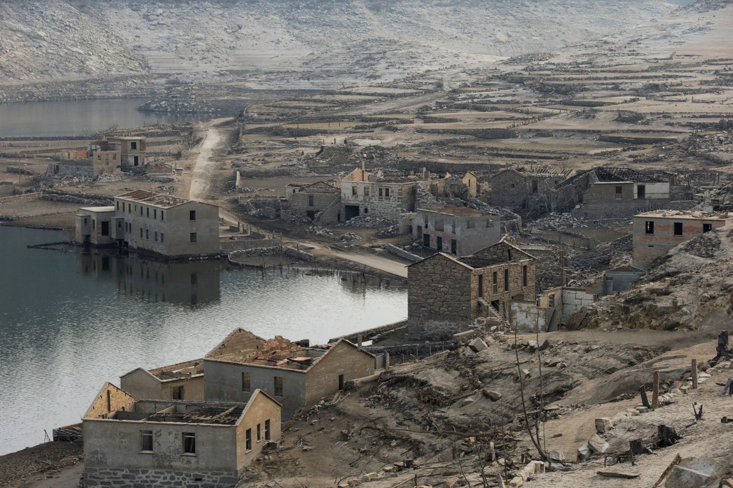 Põud on toonud Hispaanias vee alt välja 1990. aastatel uppunud Aceredo küla.