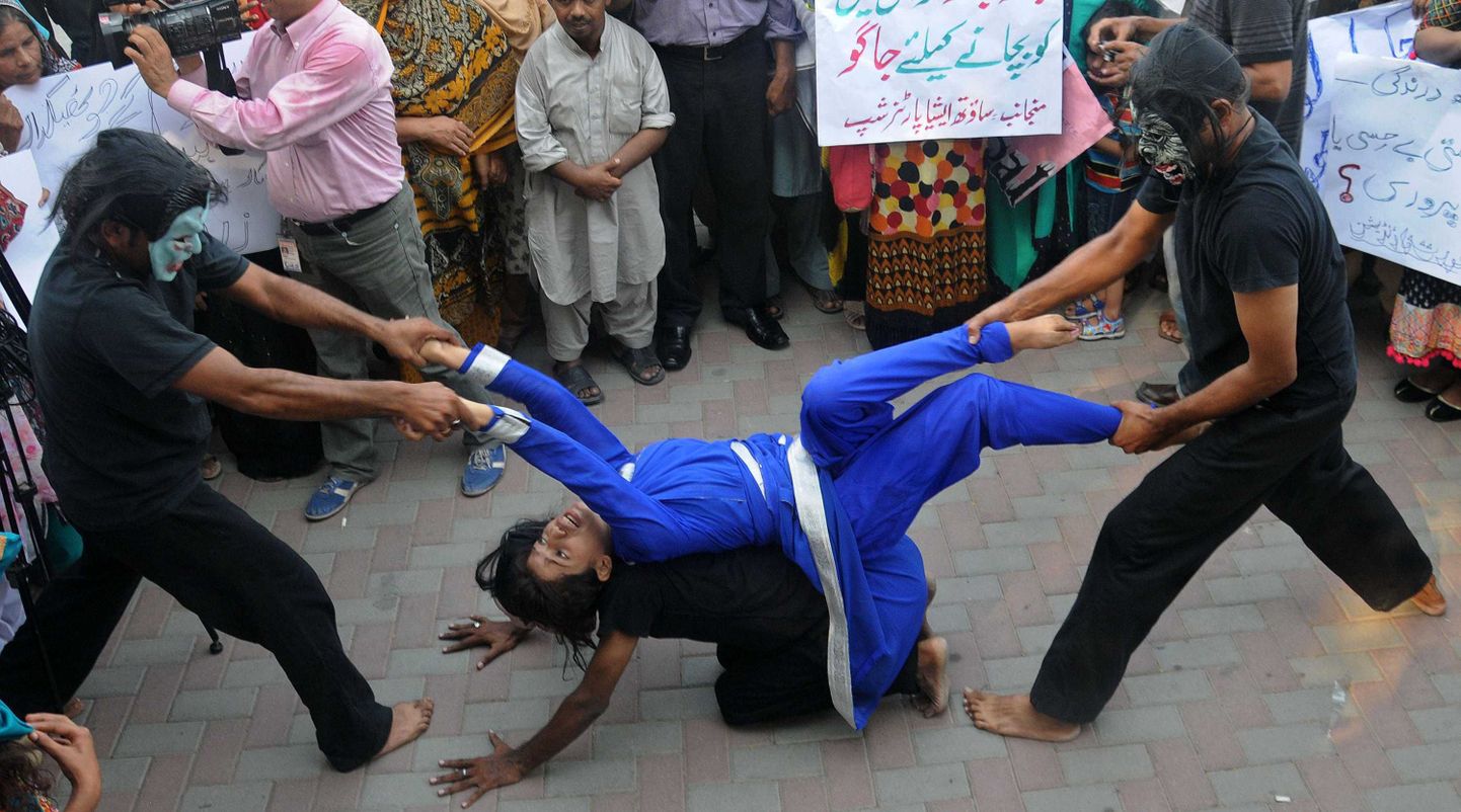 Lapse kodulinnas Lahores korraldatud meeleavaldusel muuseas ka imiteeriti vägistamist.
