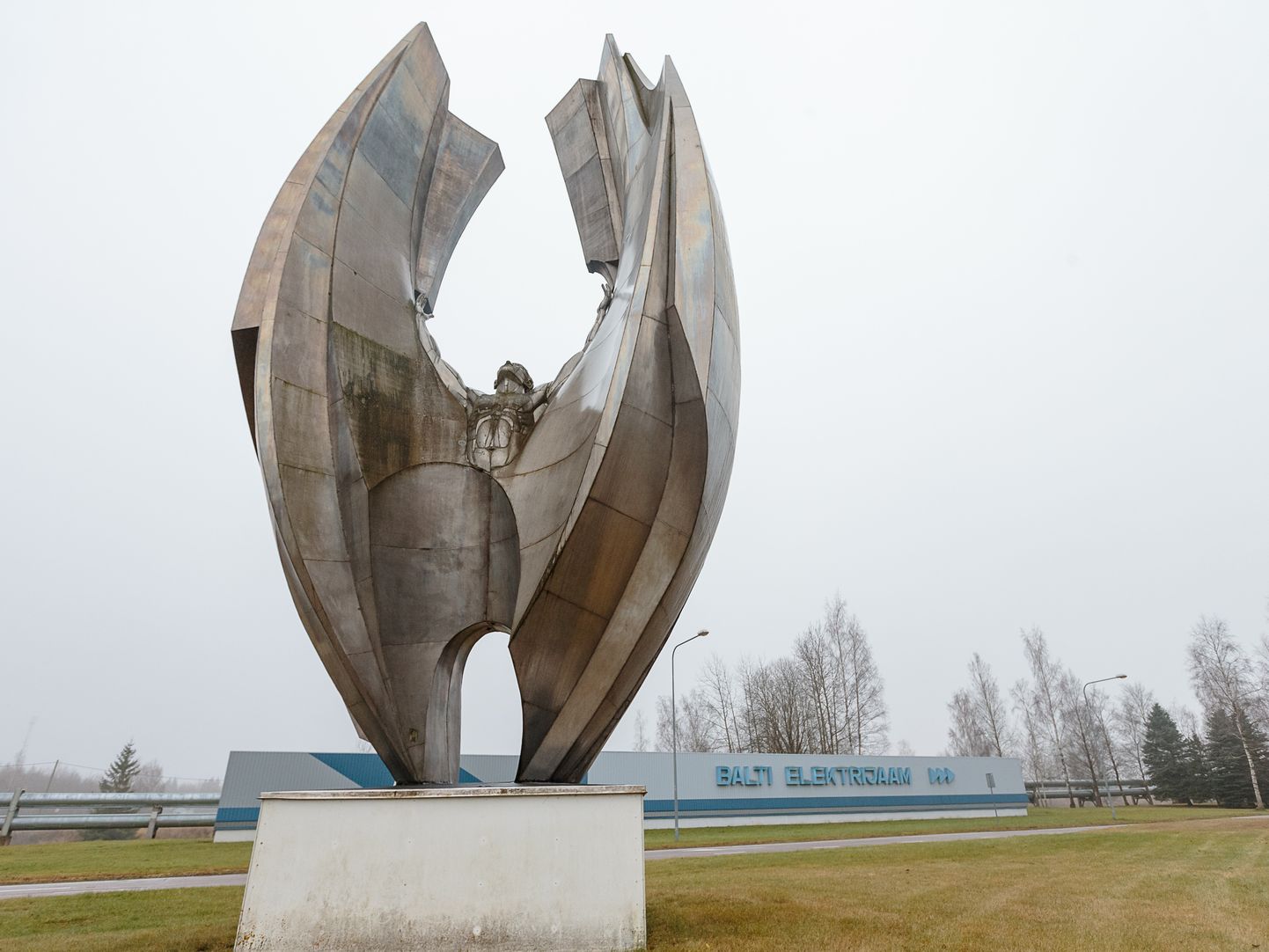 Символ Балтийской электростанции "Eesti Energia" - Икар, вздымающий к небу руки-крылья.