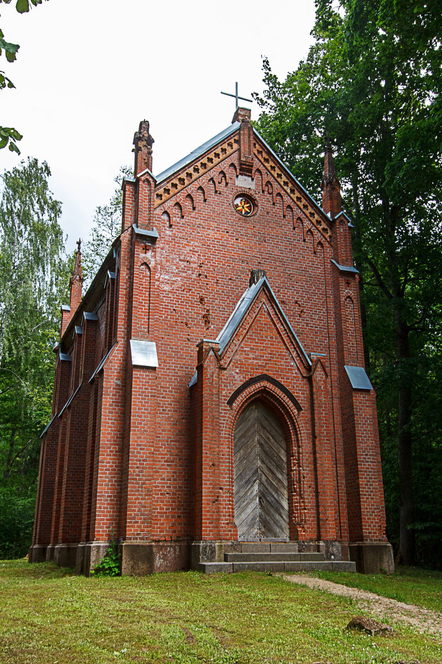 Riidaja mõisakompleksist veidi eemal asuv von Strykide perele kuuluv Riidaja kabel, mida saab peremängu kestel külastada.