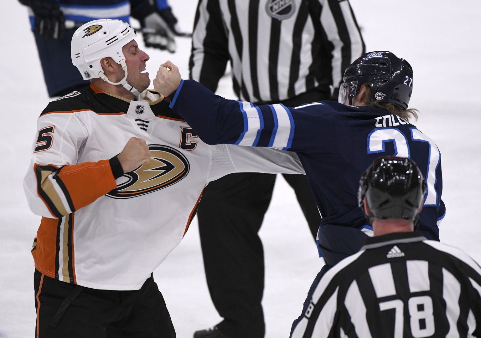 Jäähokiklubi Winnipegi Jetsi ründaja Nikolaj Ehlers (27) jäi poksimatšis Anaheim Ducksi Ryan Getzlafile alla (15).