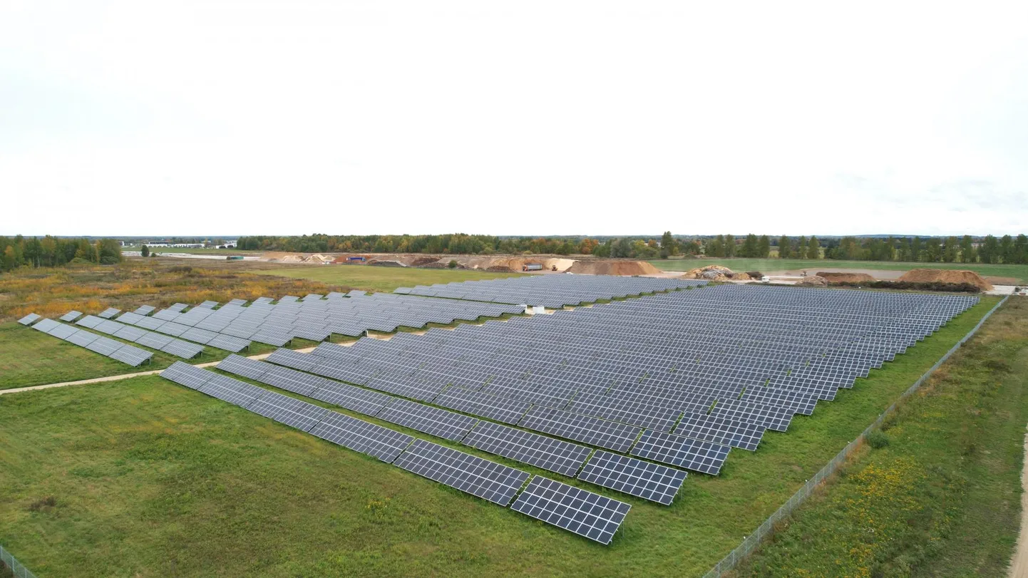 Just kehvade regulatsioonide tõttu ei kerkinud eelmisel kümnendil alates 2013. aastast sisuliselt ühtegi uut tuuleparki, samas päikeseenergeetikas tehti meeletu areng, regulatsioon oli soosiv ja liberaalne. Pildil päikesepark endisel Raadi lennuväljal.