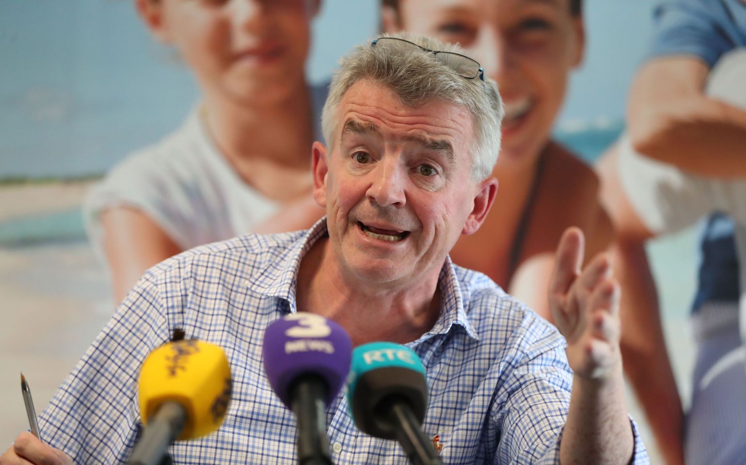 Ryanairi juht Michael O'Leary Dublinis pressikonverentsil lendude ärajäämise põhjusi selgitamas