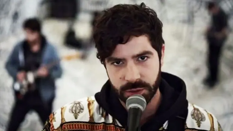 Foals solists - grieķu izcelsmes jauneklis Janis Filipakiss (Yannis Philippakis)