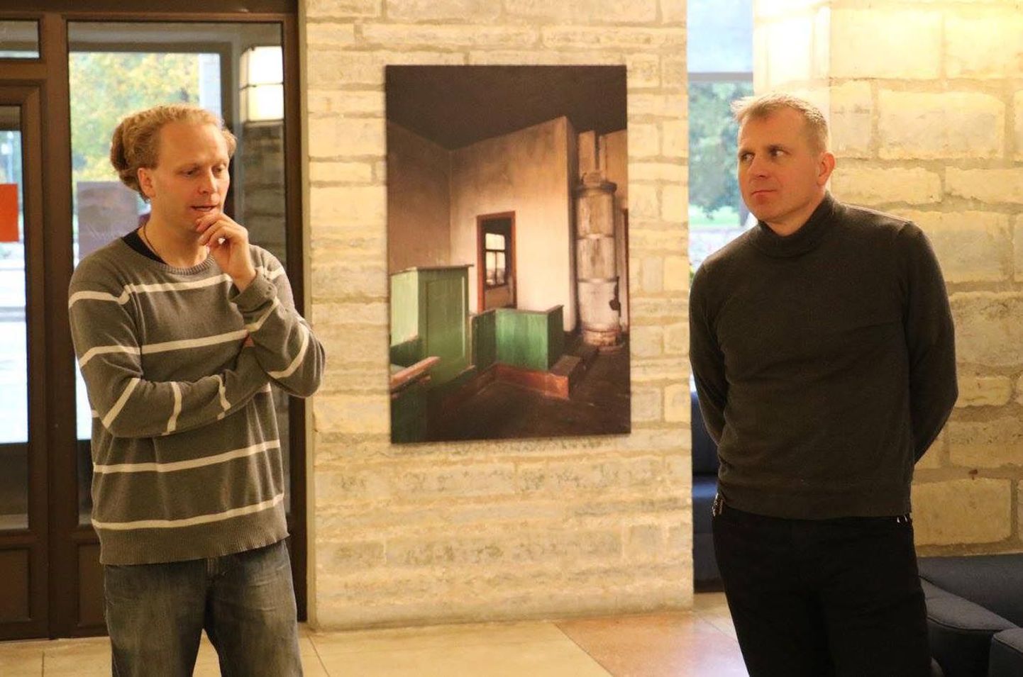 Näituse avamisel usutles kunstnik Arne Maasikut (paremal) Leho Rubis.