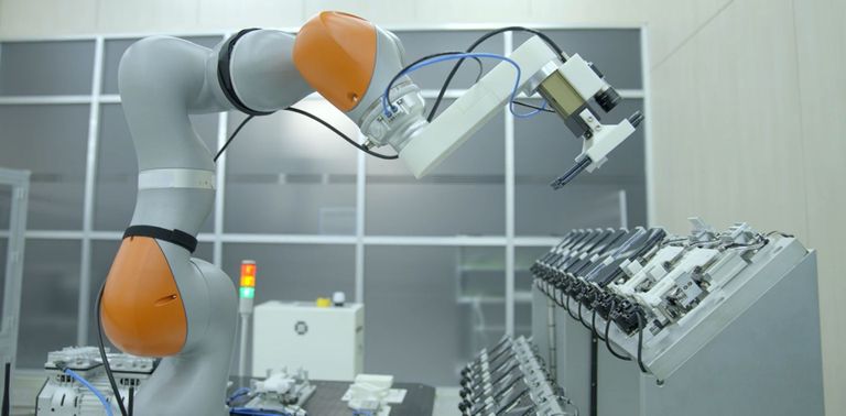 Testimislaboris on samuti suur osa tööst robotite õlul. Riiulist võtab robotkäsi järgmise testitelefoni ja viib mõnda «piinapinki» vastupidavust katsetama