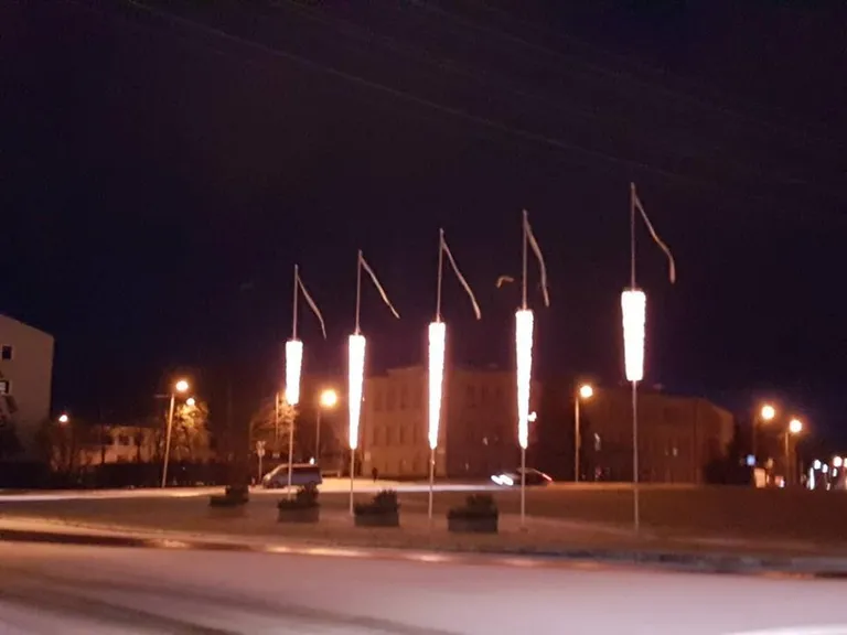 Jõulutuledes lipivardad Rakvere gümnaasiumi lähedal ringristmikul.