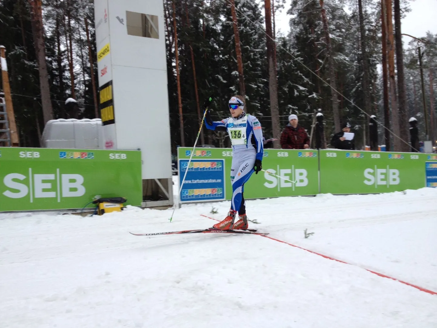 Võitja finis. Finiseerib AIROK Teami viimase vahetuse sõitja Avo Sambla.