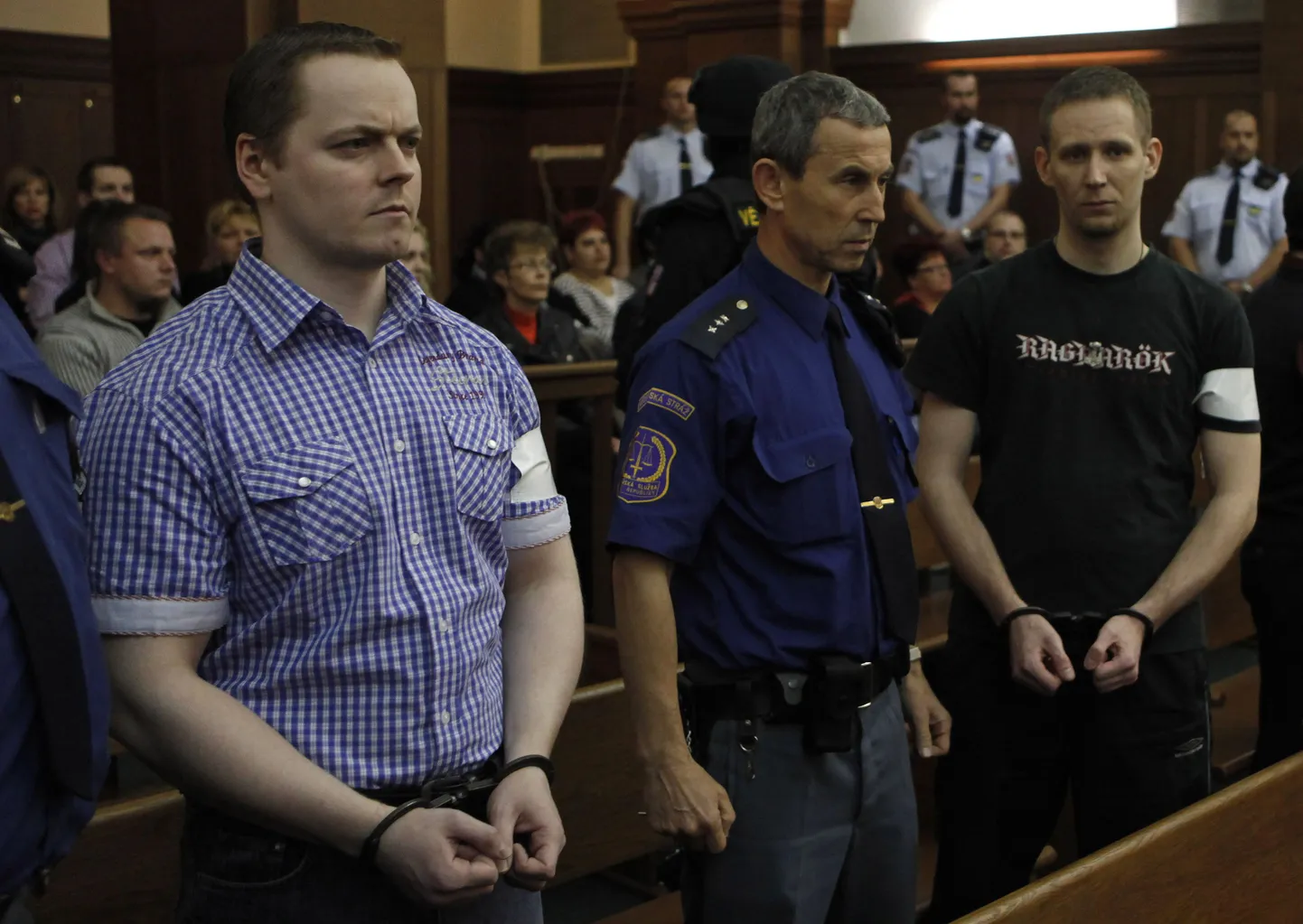 Kohtusaalis kahel pool turvameest seisavad David Vaculik (vasakul) ja Jaromir Lukes.