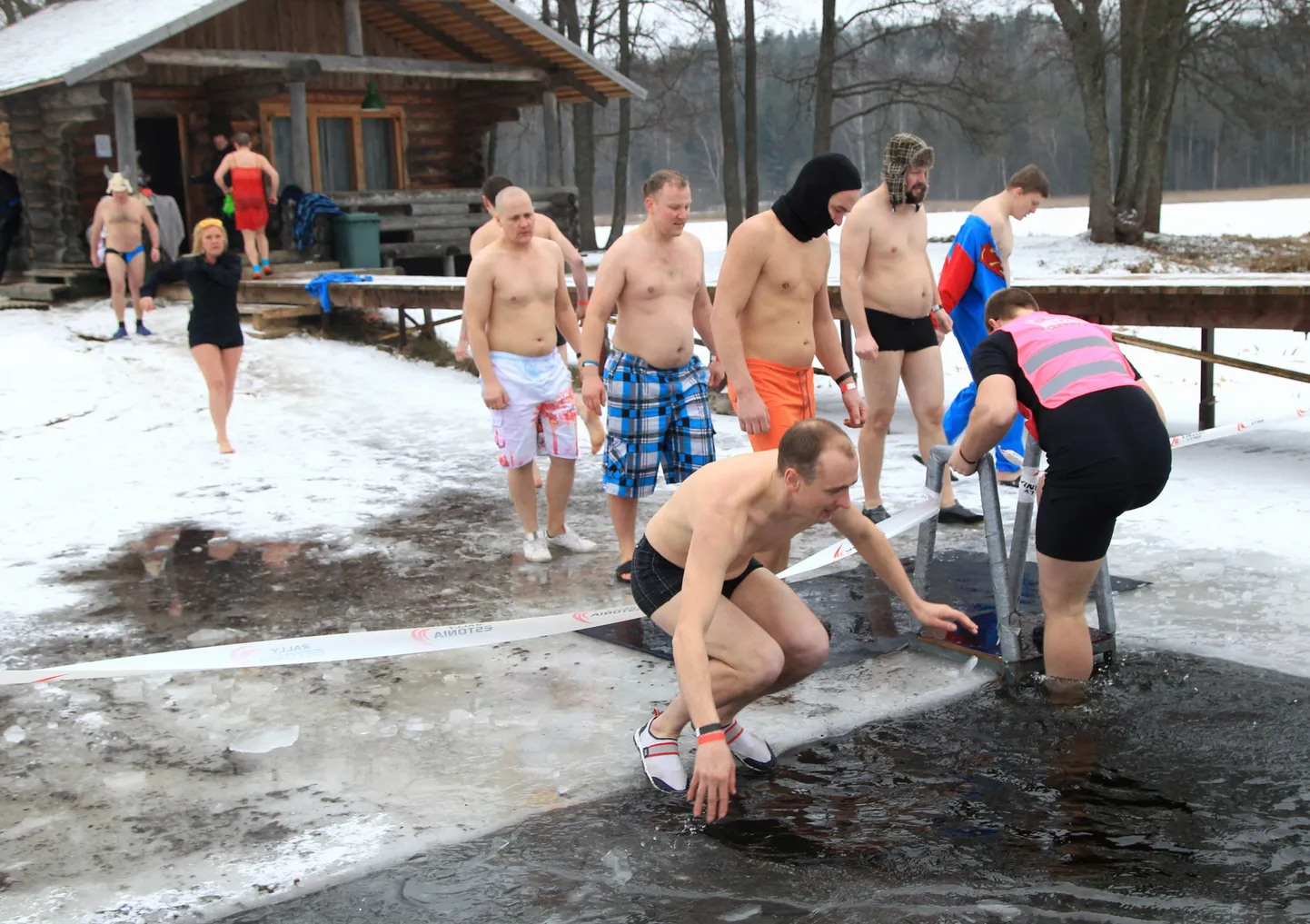 Mullusest saunamaratonist ei puudunud ka jääauku hüppamine.