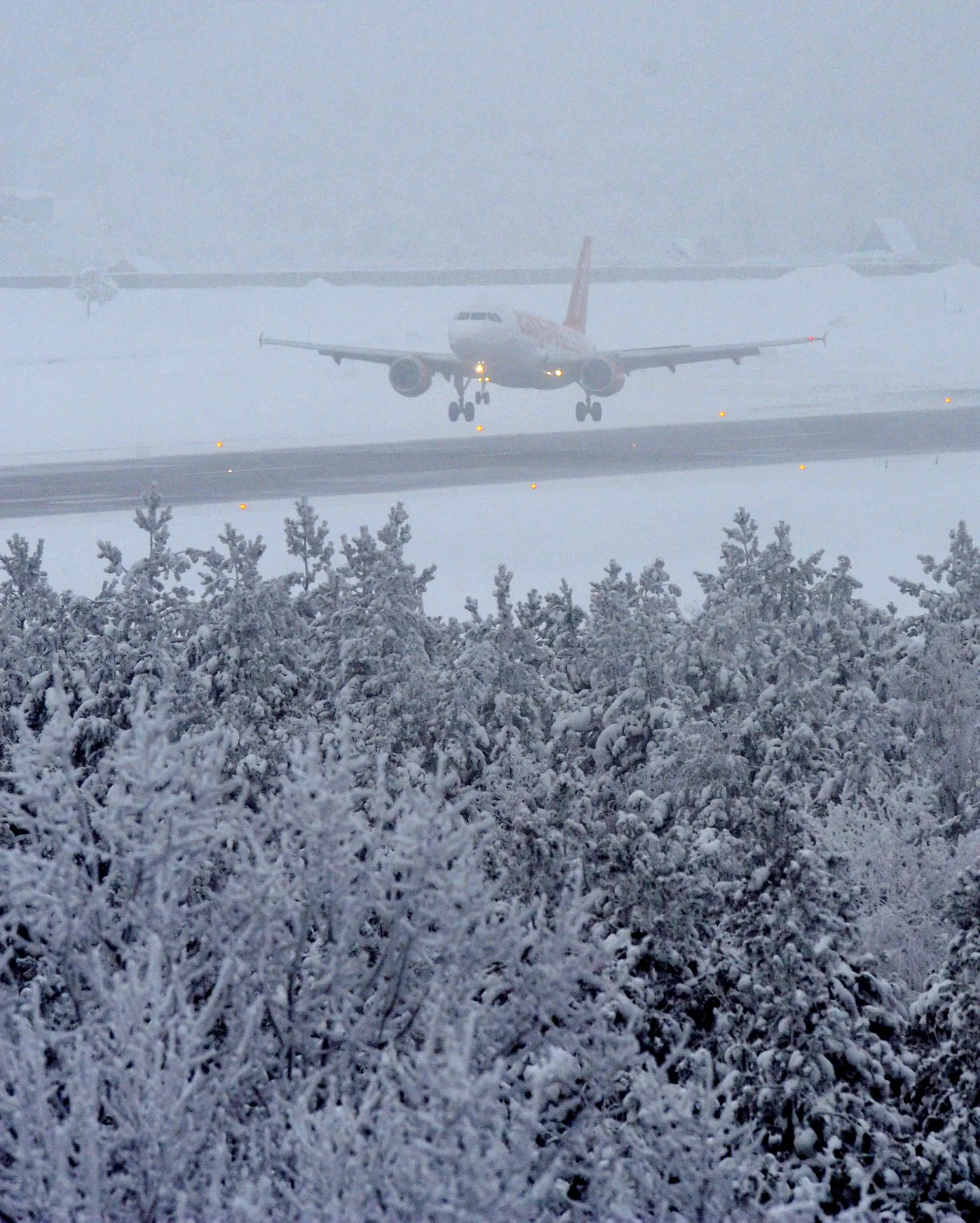 Tallinna lennujaamas saavad lennukid nüüd ka halva nähtavuse korral maanduda.
