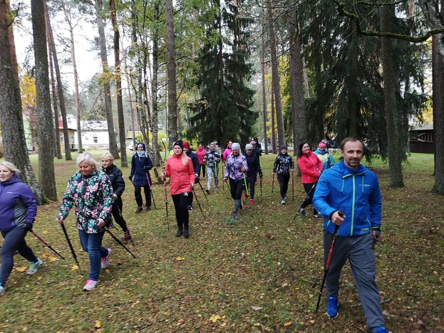 Toomas Kõiv (paremal) on vedrukeppide ja nendel tehtavate treeningutega tegelenud juba kuus aastat ning jaganud õpetussõnu paljudes kohtades üle Eesti.