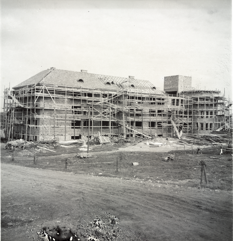Строительство школы завершилось в рекордные сроки. 1938 год.