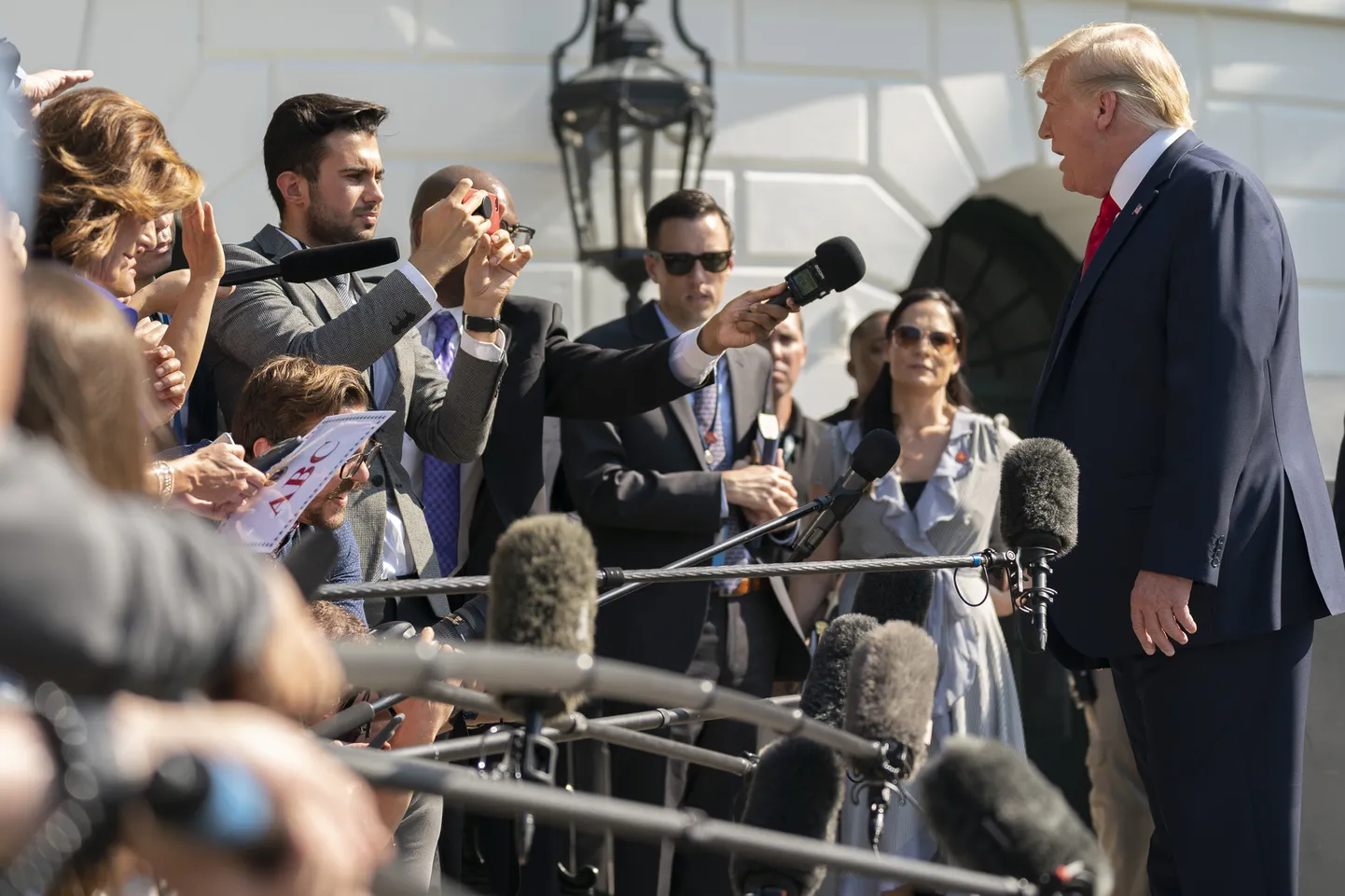 President Donald J. Trump ajakirjanikega vestlemas.