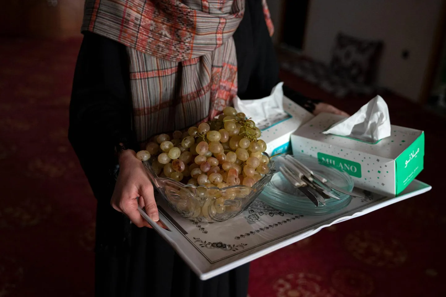 16-aastane Maryam pakub oma Charikaris asuvas kodus viinamarju. Tema riigiametnikust isa soovis, et laps saaks minna ülikooli, kuid kuna Taliban keelas tüdrukutele hariduse andmise, peab Maryam hakkama nüüd kandma abielunaise kohustusi.