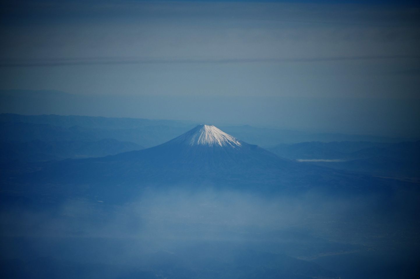 Fuji mägi lennuki aknast.