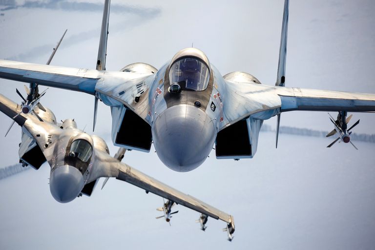 Истребители Су-35 в небе над Россией, 28 ноября 2021 года.