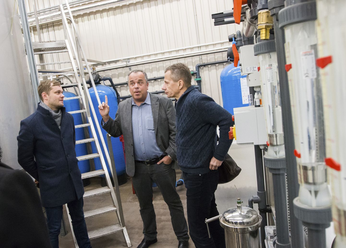 Ivar Grossev (keskel) selgitab Remo Holsmerile (vasakul) ja Jürgen Ligile vee kvaliteedi tähtsust viina tootmisel.