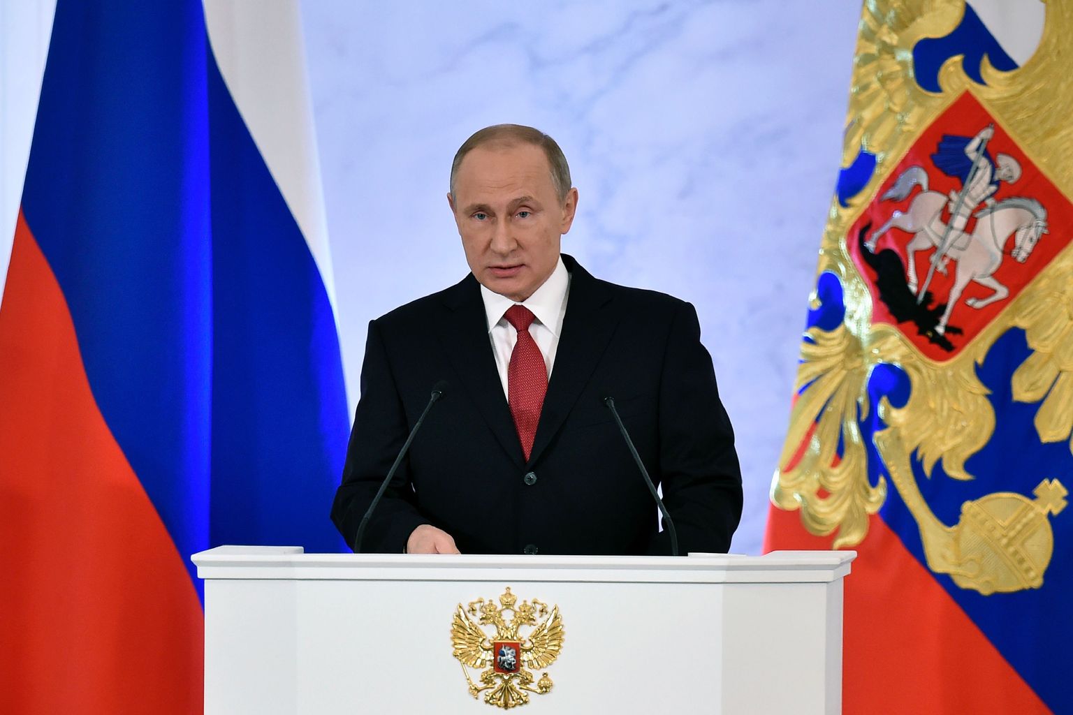 Владимир Путин выступает с обращением к Федеральному собранию в 2016 году.