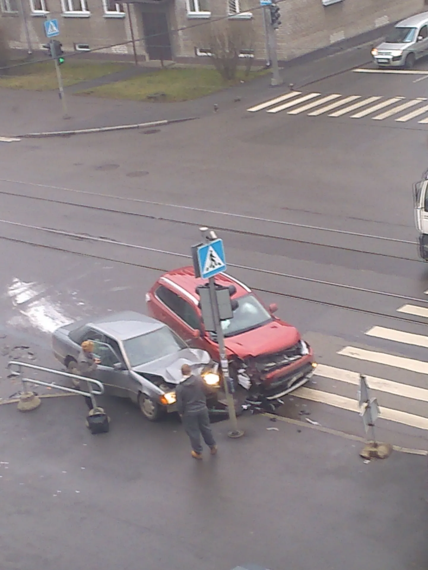 Kokkupõrge, mille tagajärjel lendasid autod fooriposti.