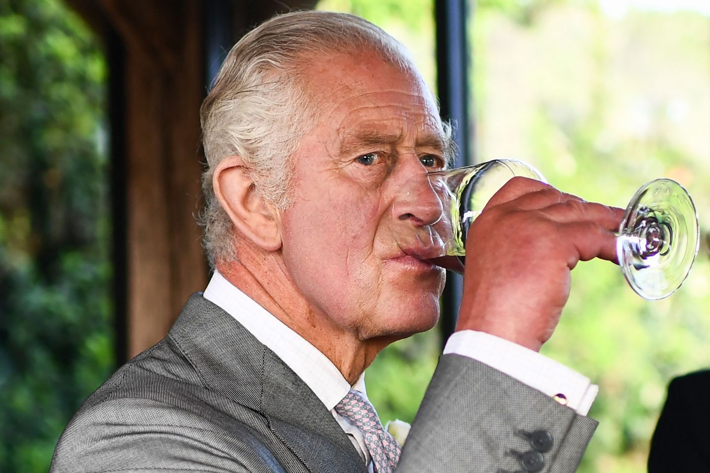 Suurbritannia kuningas Charles III maitseb veini. 22. september 2023.
