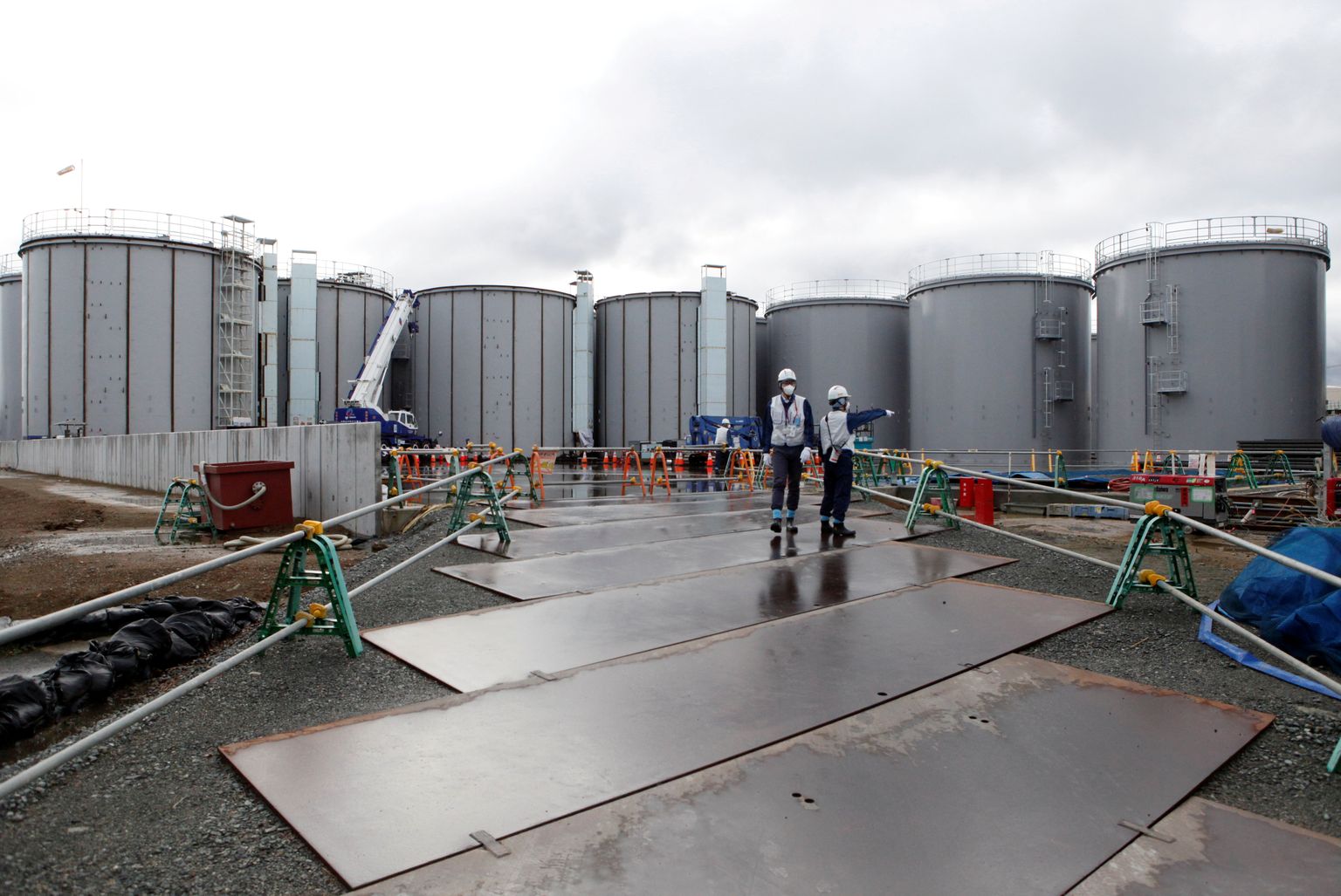 Töötajad radioaktiivse ainega saastatud vee mahutite juures Fukushima Daiichi tuumajaamas.