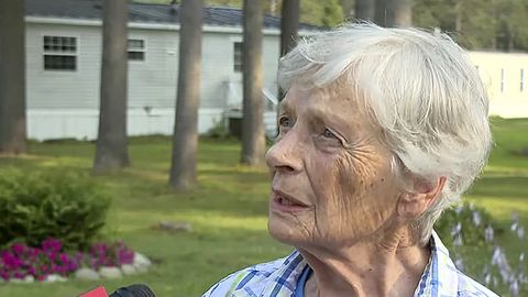 VIDEO ⟩ 87-aastane naine virutas sissetungijale, kuid siis läks mehel kõht tühjaks