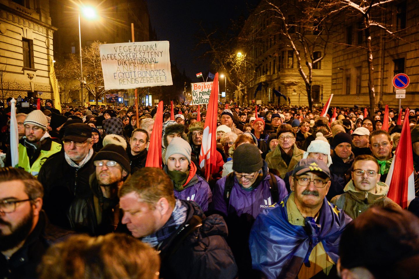 Ungari peaministri Viktor Orbani tegevuse vastu protestivad meeleavaldajad eile õhtul Budapestis.