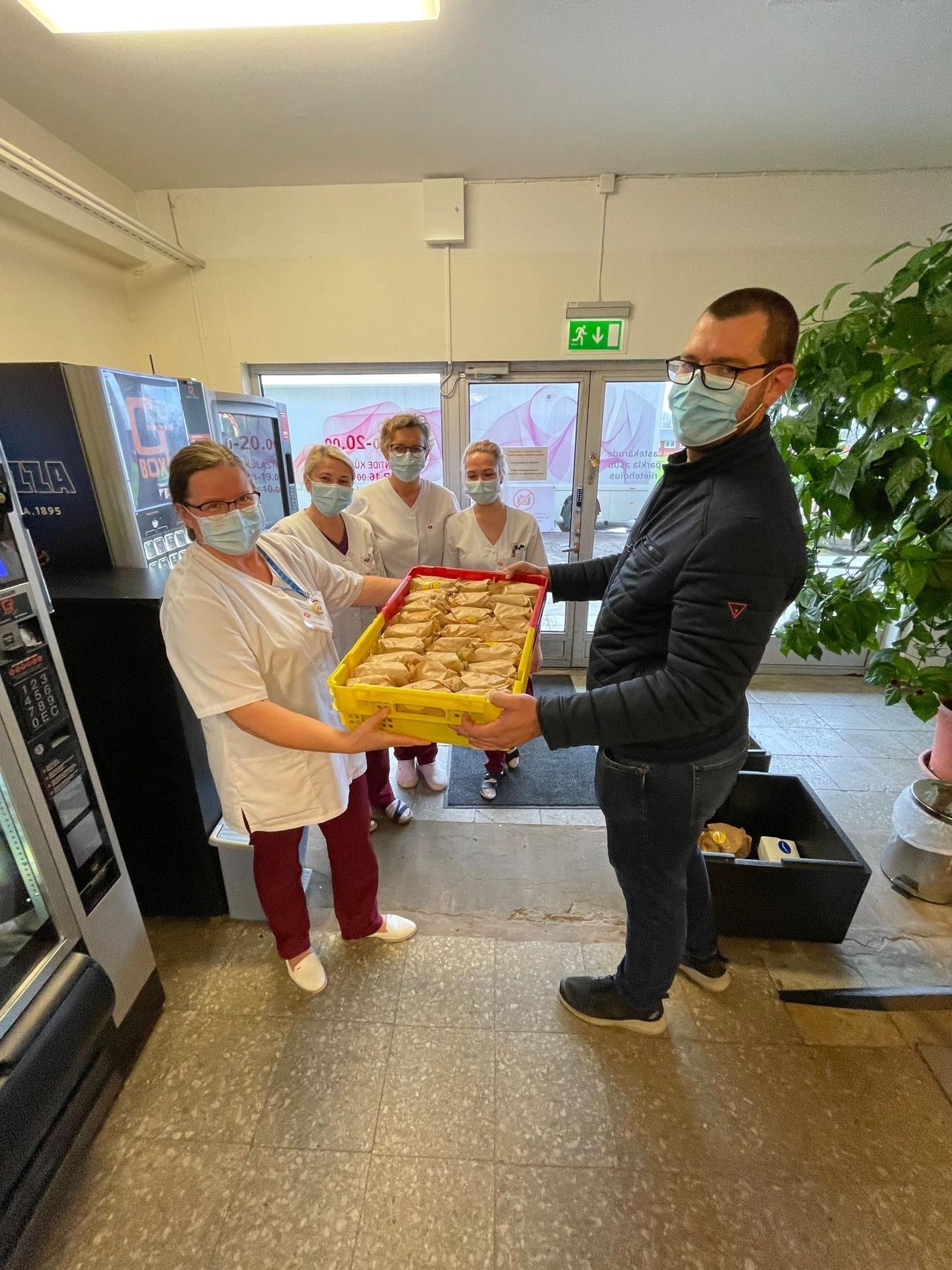 Viljandi kiirtoidukoha Objekt omanik Tauri Lillemaa üllatas täna Viljandi haigla meedikuid saja kingiks toodud hamburgeriga. 