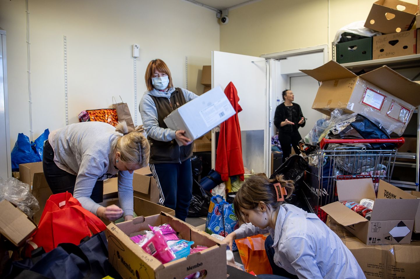 Vabatahtlikud sorteerivad Punasele Ristile tehtud annetusi Ukraina sõjaohvritele.