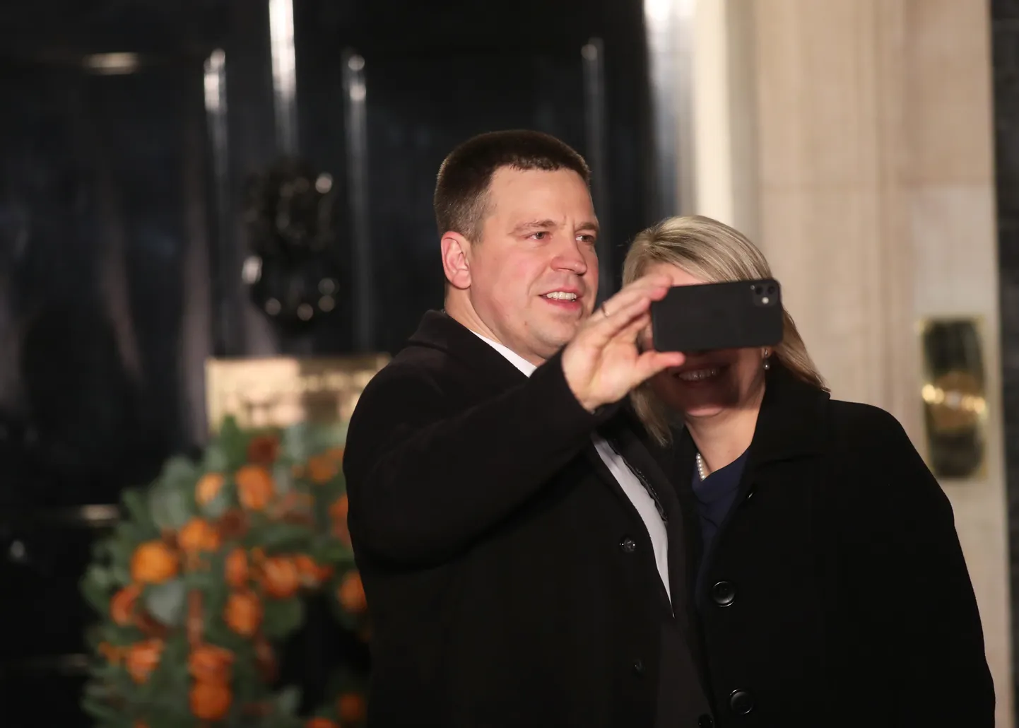 Jüri Ratas abikaasa Kariniga NATO 70 kohtumise raames korraldatud õhtusöögile suundumas.