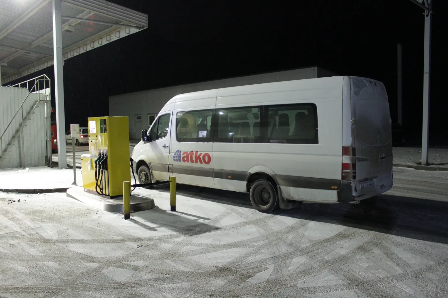 Atko Bussiliinide Valga osakonna bussipark asub Valka LN tanklast vaid pooleteise kilomeetri kaugusel. 30 bussi tangivad seal kuus kokku 20 000 liitrit diislikütust.