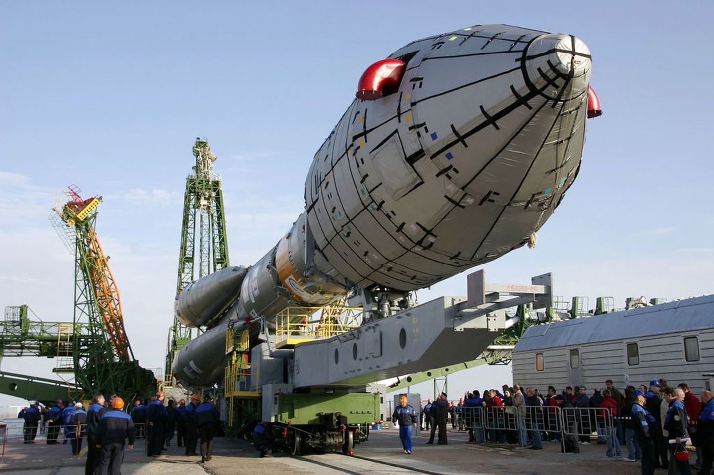 Töömehed Kasahstanis ette valmistamas Euroopa Kosmoseagenturi Galileo (GIOVE-B) satelliiti. 
.